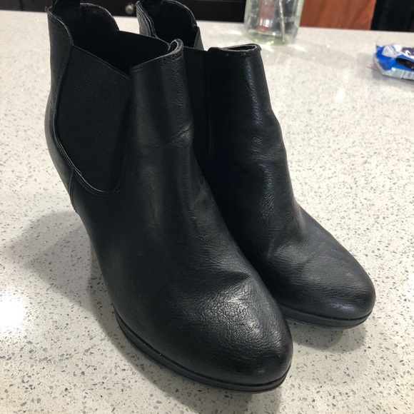 Black heel booties - Picture 1 of 3